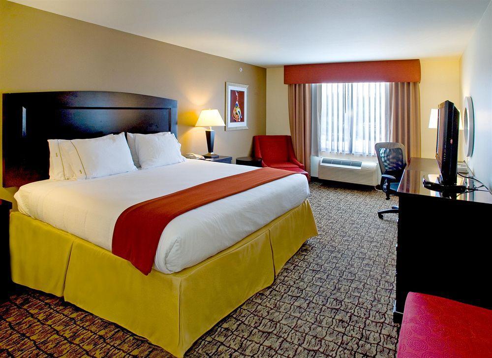 Holiday Inn Express Uvalde, An Ihg Hotel Exterior photo