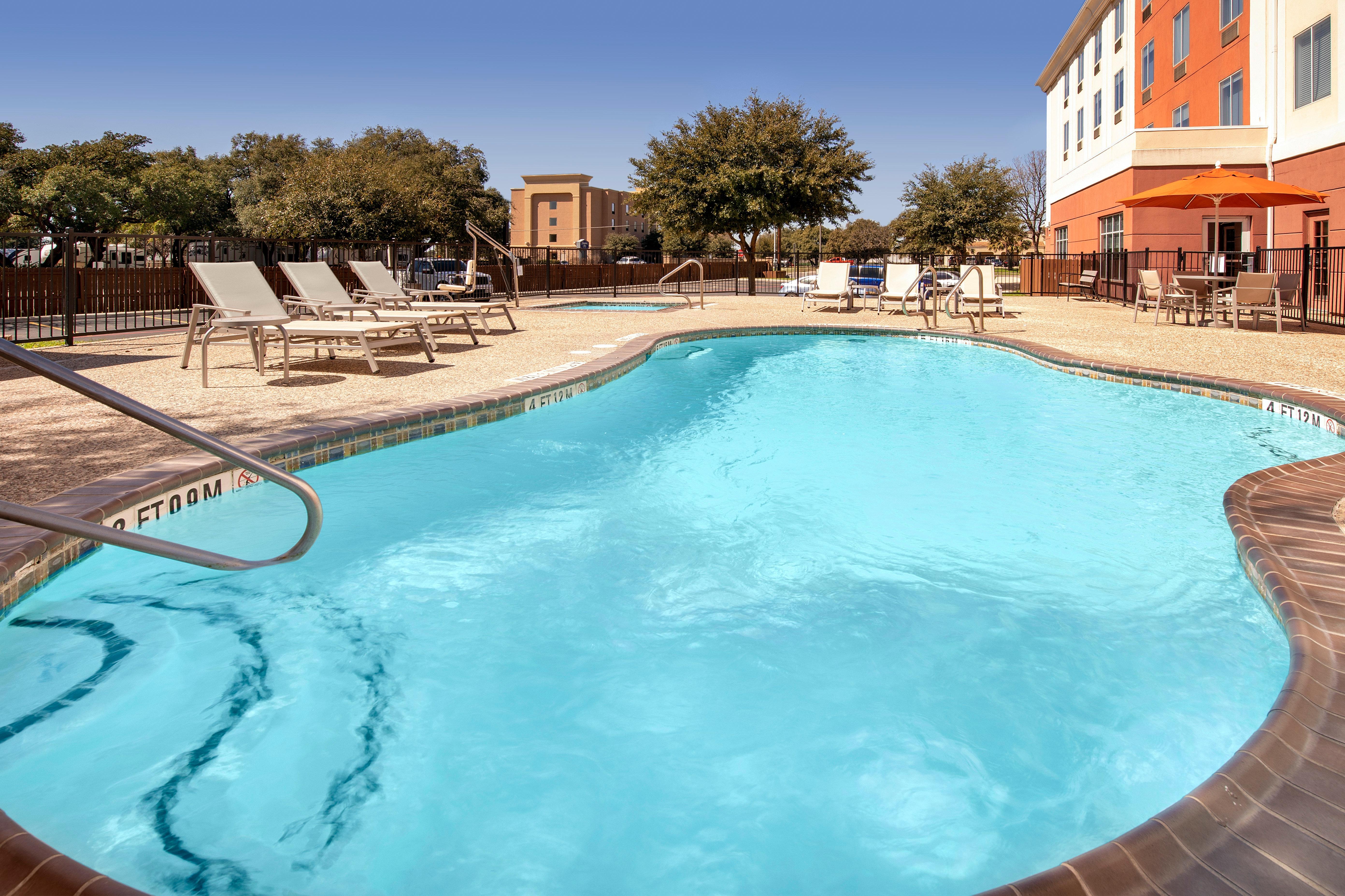 Holiday Inn Express Uvalde, An Ihg Hotel Exterior photo